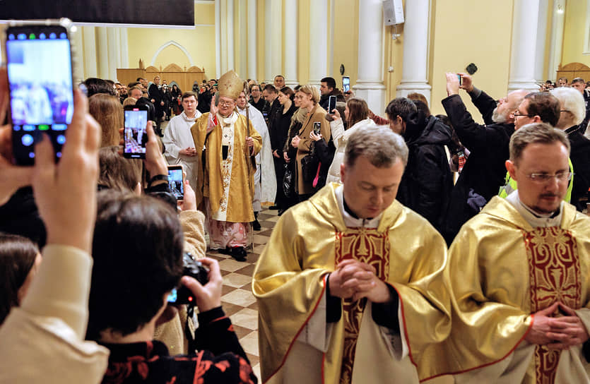 Председатель Конференции католических епископов России архиепископ Павел (Паоло) Пецци во время службы в Римско-католическом кафедральном соборе Непорочного Зачатия Пресвятой Девы Марии в Москве