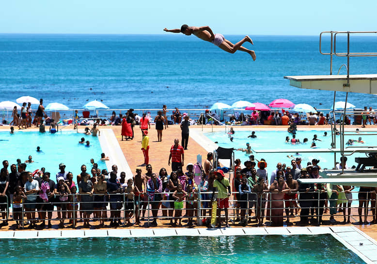 Кейптаун, ЮАР. Прыжок с трамплина в бассейн 