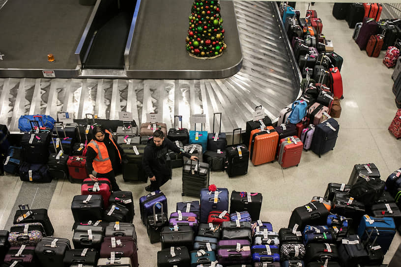США, Чикаго. Оставленные чемоданы у багажной ленты в аэропорту Мидуэй после отмены рейсов из-за зимнего шторма