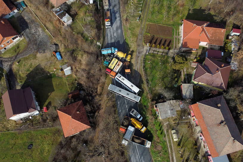 Рударе, Сербия. Заблокированная дорога в деревне на фоне кризиса в Косове