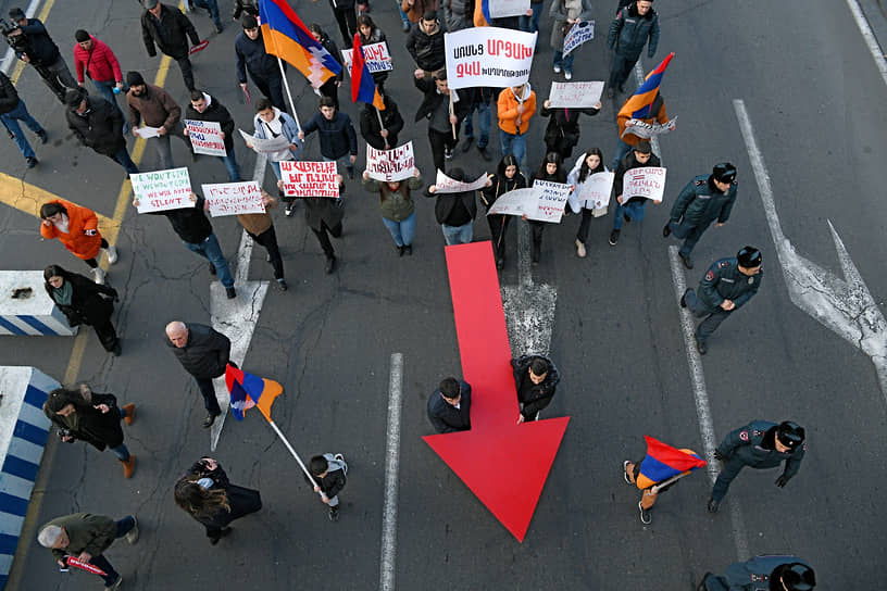 Ереван. Акция молодежных организаций оппозиционных партий Армении с требованием разблокировки Лачинского коридора