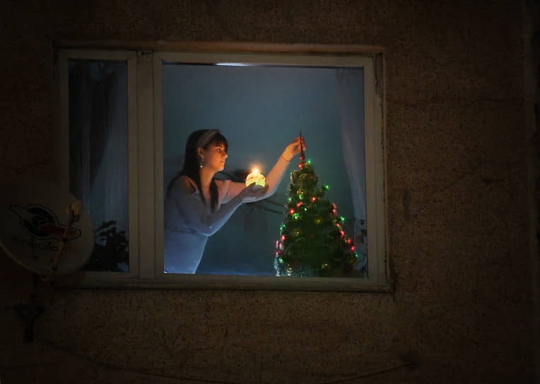 Москва. Девушка украшает новогоднюю елку