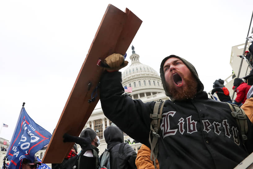 Сторонники Дональда Трампа на митинге перед Капитолием в январе 2021 года