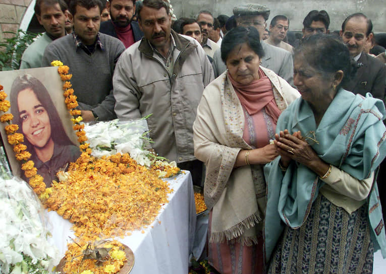 Жители Индии до последнего не верили в гибель Калпаны Чавла и молились о ее спасении. 14 марта останки астронавта были кремированы на родине
