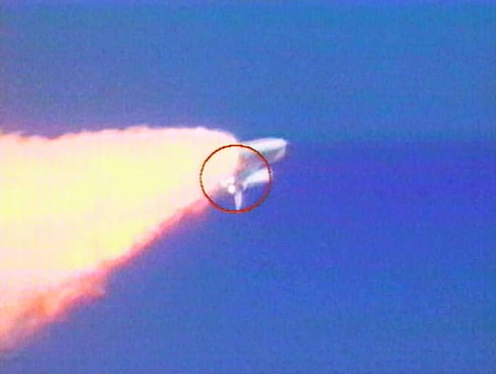 В июне 2003 года NASA огласило предварительные выводы расследования. Как установили эксперты, шаттл получил повреждения сразу после старта: оторвавшийся во время запуска от топливного бака кусок теплоизоляции размером с чемодан ударился о левое крыло и пробил в нем дыру (на фото). Специалисты сошлись во мнении, что именно нарушения в термической обшивке корабля привели к аварии