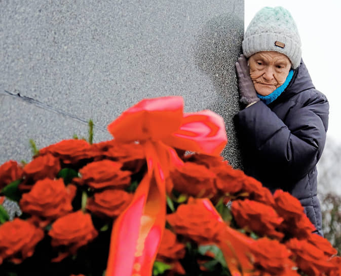 Санкт-Петербург. Женщина у Пискаревского мемориала в день 80-летия прорыва блокады Ленинграда