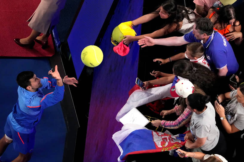 Мельбурн, Австралия. Сербский теннисист Новак Джокович раздает автографы после победы в четвертом раунде на Открытом чемпионате Австралии 