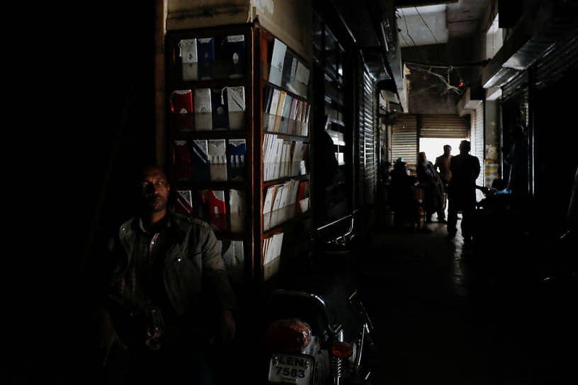 Карачи, Пакистан. Посетители магазина во время общенационального отключения электроэнергии 