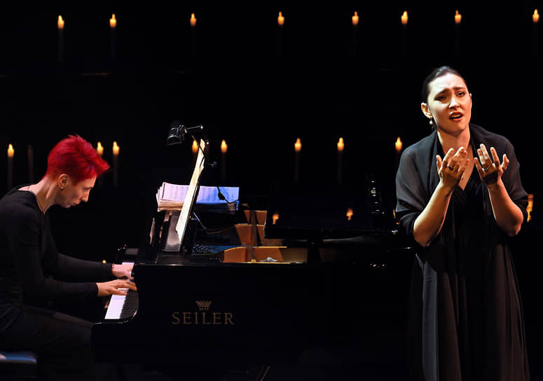 Музыкант Светлана Ефимова (слева) и певица Полина Шароварова