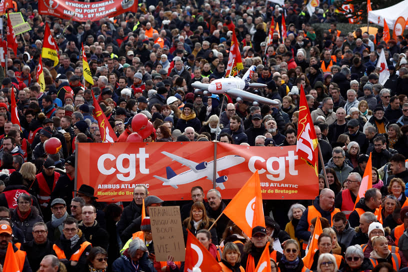 Демонстранты с флагом профсоюза CGT в Сен-Назере