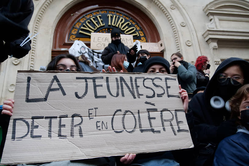 Парижские студенты перекрыли вход в Лицей Тюрго в день протестов против пенсионной реформы