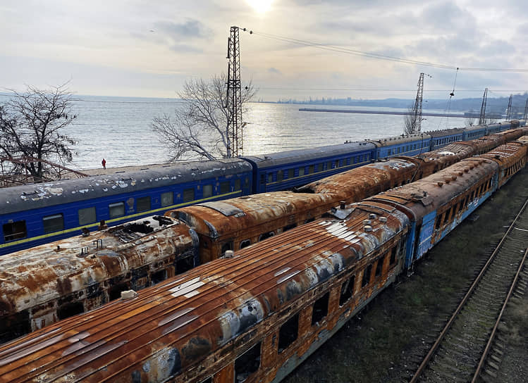 Мариуполь. Сгоревшие вагоны на стоянке рядом с вокзалом 