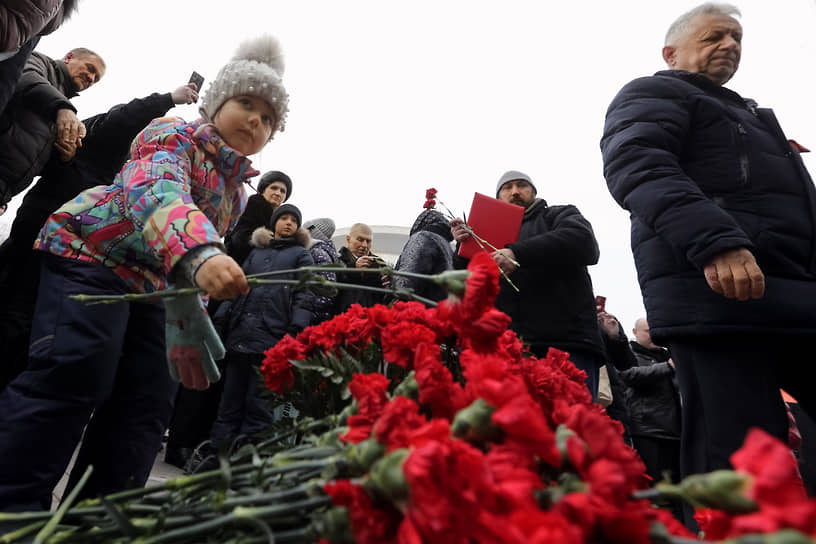 Жители Волгограда на открытии памятников Иосифу Сталину, маршалу Георгию Жукову и маршалу Александру Василевскому 