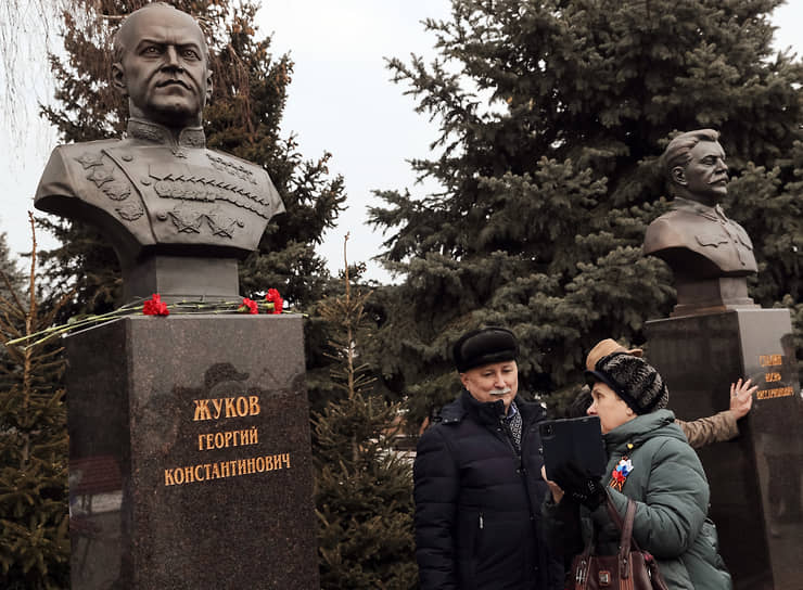 Торжественное открытие памятников Иосифу Сталину, маршалу Георгию Жукову и маршалу Александру Василевскому у музея-панорамы «Сталинградская битва» в Волгограде