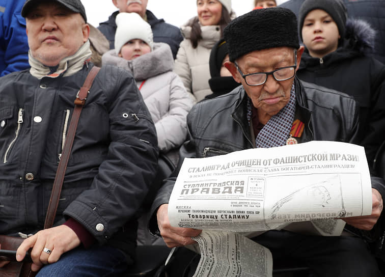 Зрители на трибуне во время парада в Волгограде