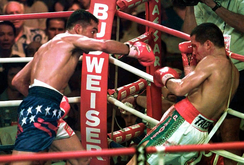 Многие критики утверждали, что успех спортсмена обусловлен слабыми соперниками, однако 7 июня 1996 года Золотой Мальчик развеял эти сомнения, в четвертом раунде одолев техническим нокаутом кумира своего детства, легенду мексиканского бокса Хулио Сезара Чавеса (на фото справа). Этот поединок принес ему титул чемпиона мира по версии Всемирного боксерского совета (WBC) в первом полусреднем весе