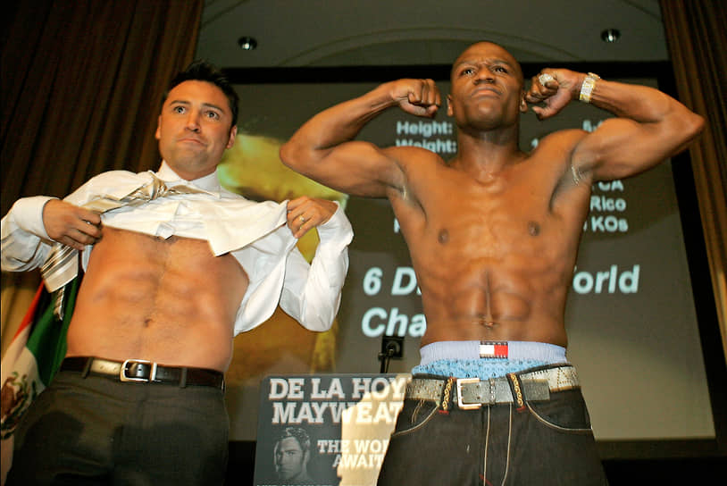 В мае 2007 года Оскар Де Ла Хойя впервые встретился с Флойдом Мейвезером (на фото справа) в поединке за звание чемпиона по версии WBC. 12 раундов не выявили сильнейшего, а судьи присудили победу Мейвезеру. Благодаря рекордным просмотрам платной трансляции, Де Ла Хойя получил за этот бой $52 млн — в два раза больше, чем соперник