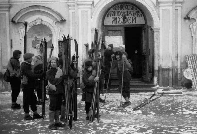 «Попробуйте так вдумчиво прочитать хотя бы за один день наши центральные газеты, и вы тогда, я уверен, вроде меня оденетесь в противогаз Пушкина»

