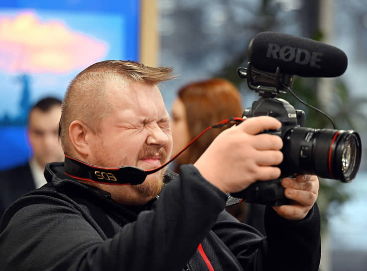 Москва. Фотограф снимает заседание круглого стола «Память о Второй мировой войне в России и во Франции. К 80-летию победы в Сталинградской битве»