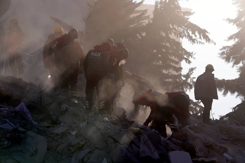 Газиантеп, Турция. Спасатели обыскивают обломки разрушенного после землетрясения здания