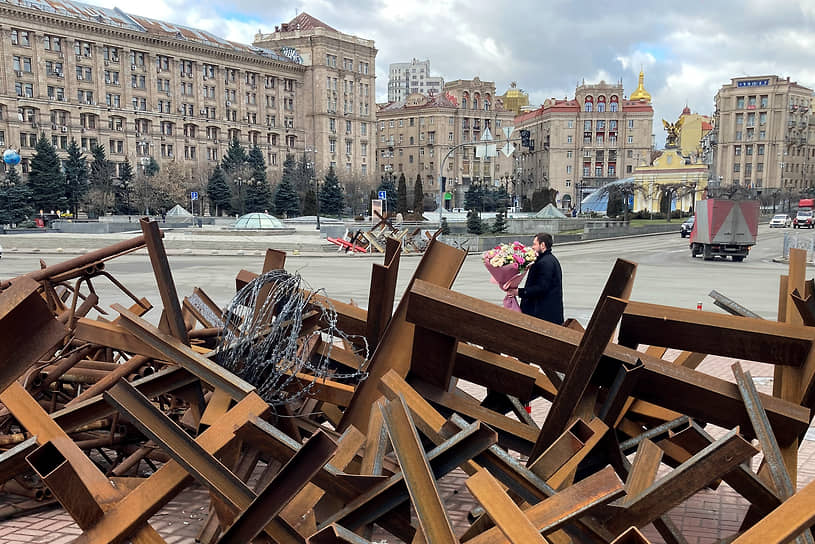 Киев, Украина. Прохожий с букетом цветов в центре города