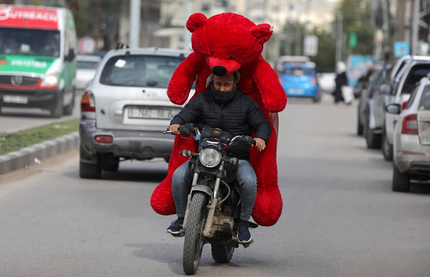 Газа, Палестина. Мотоциклист с плюшевым медведем