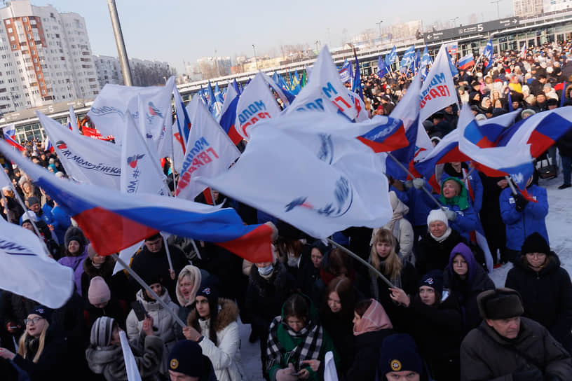 Зрители митинга-концерта у стадиона «Екатеринбург-Арена»  