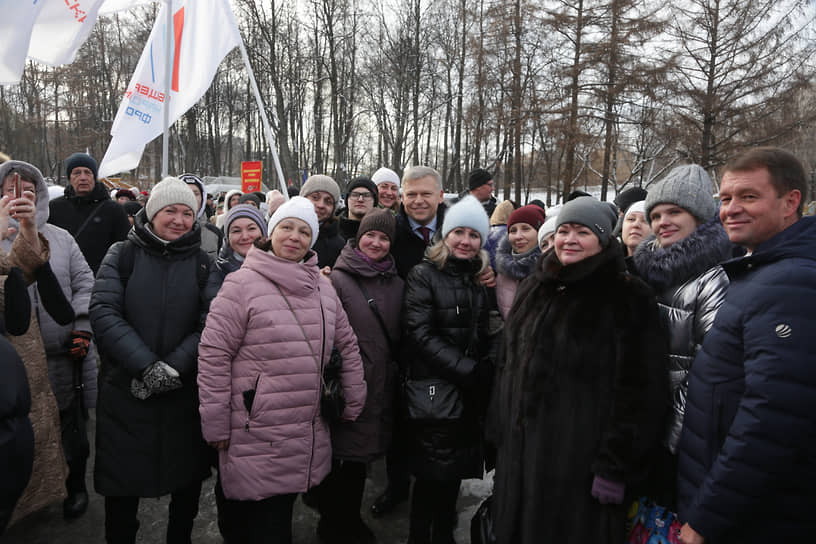 В Перми митинг-концерт прошел в Парке Горького 
&lt;br>На фото: мэр Перми Алексей Демкин (в центре) с горожанами