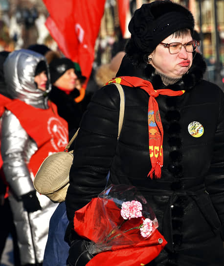 Москва. Сторонники КПРФ возлагают цветы к Могиле Неизвестного Солдата у Кремлевской стены в честь Дня защитника Отечества
