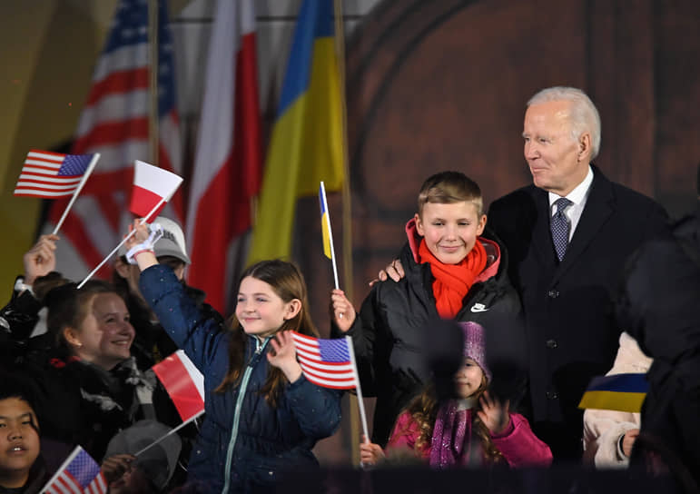 Варшава. Президент США Джо Байден (справа) после выступления возле Варшавского королевского замка
