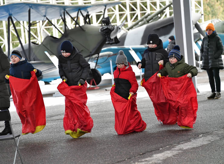 Участники фестиваля блинов «Масленица на горе» на территории филиала Музея Победы «Музей Главные Оружейные Реликвии Армии» в Москве
