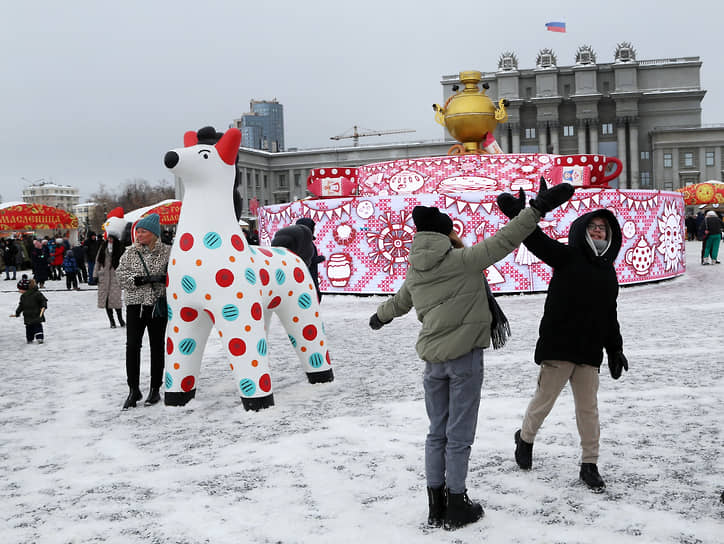 Празднование на площади Куйбышева в Самаре