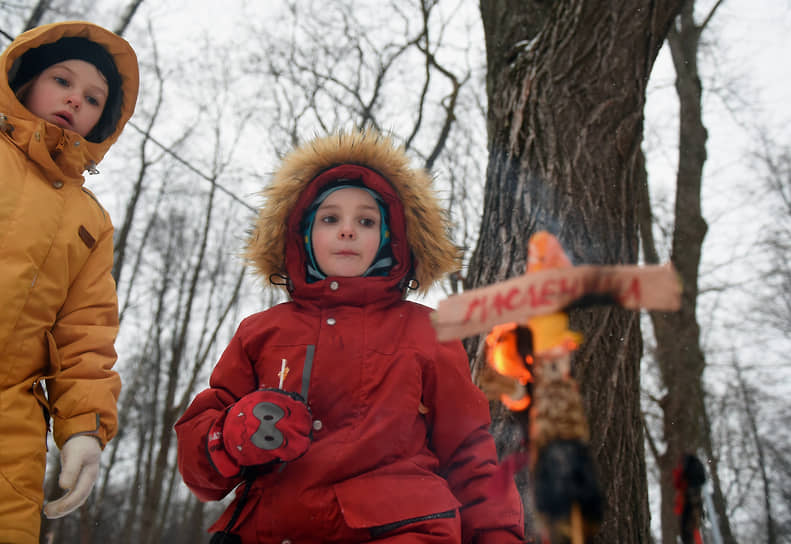 Дети сжигают чучело Масленицы на Елагином острове в Санкт-Петербурге