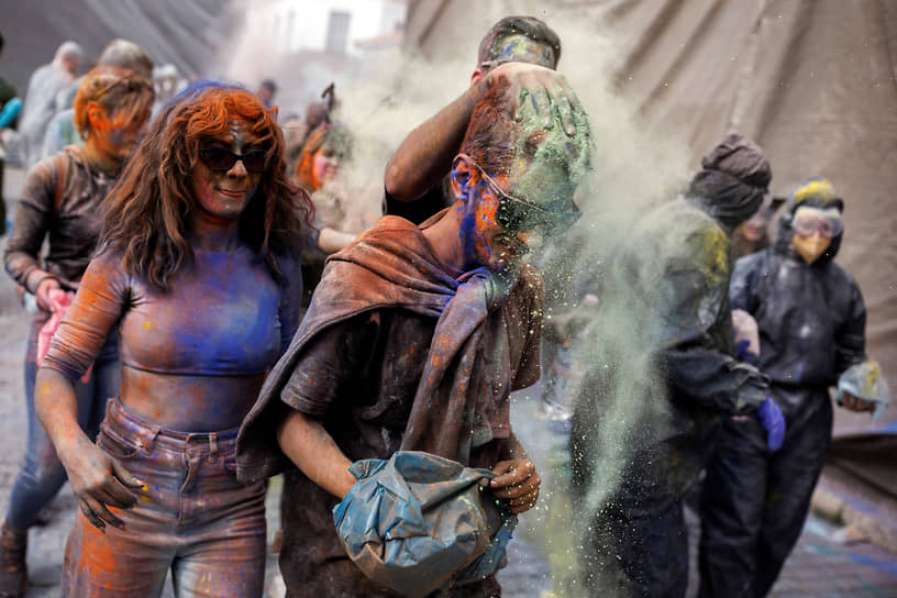 Галаксиди, Греция. Участники традицонного праздника «Мучная война» в финальный день карнавала перед 40-дневным постом