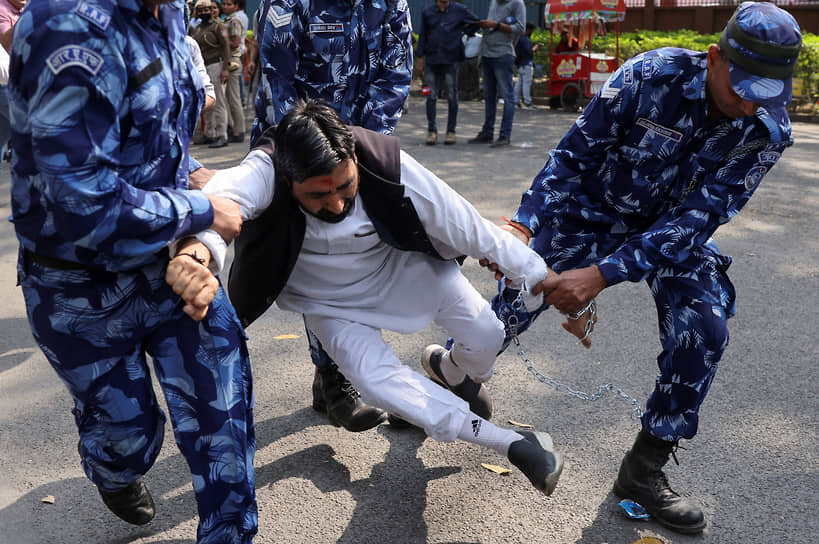 Нью-Дели. Сотрудники правоохранительных органов задерживают сторонника оппозиционной индийской «Партии простого человека» на акции протеста
