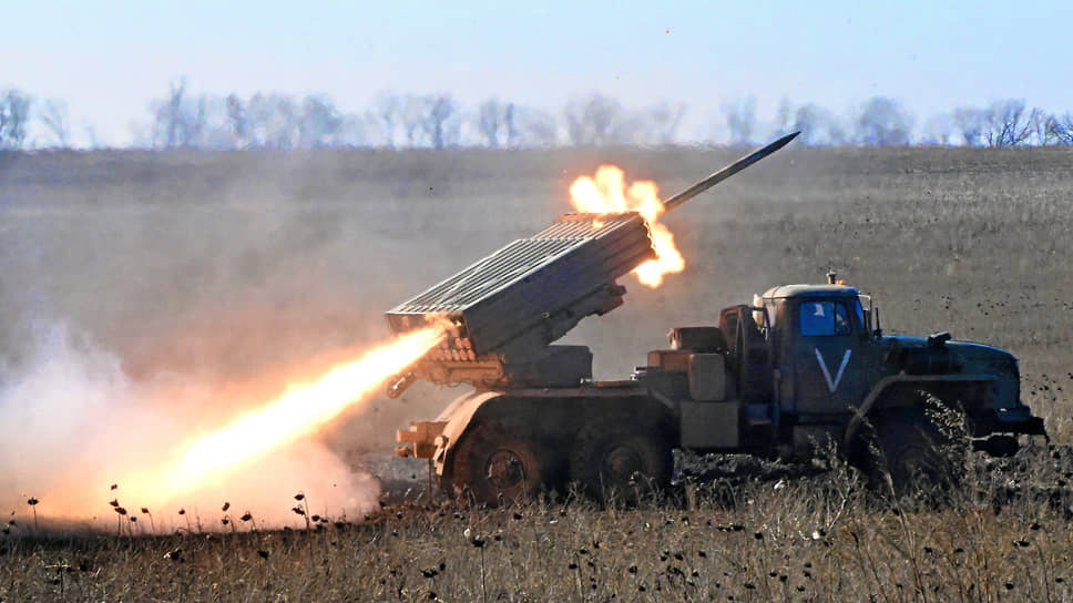 ДНР. Российские военные ведут огонь из реактивной системы залпового огня «Торнадо» на марьинском направлении