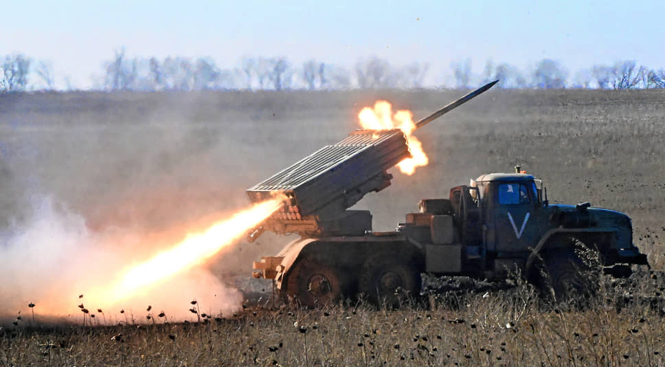 ДНР. Российские военные ведут огонь из реактивной системы залпового огня «Торнадо» на марьинском направлении