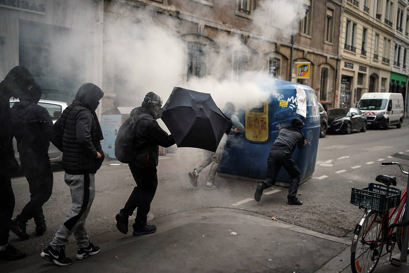 Лион, Франция. Участники протестов против пенсионной реформы