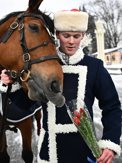 Всадник Кремлевской школы  &lt;a href=&quot;/doc/5595724&quot;>верховой езды&lt;/a> с букетом тюльпанов для поздравления посетительниц ВДНХ