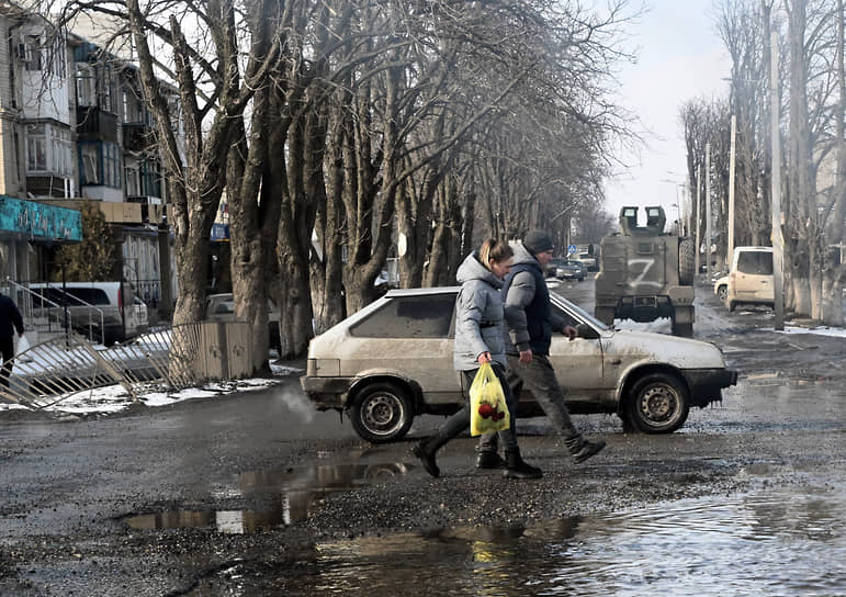 Местные жители переходят дорогу в Волновахе