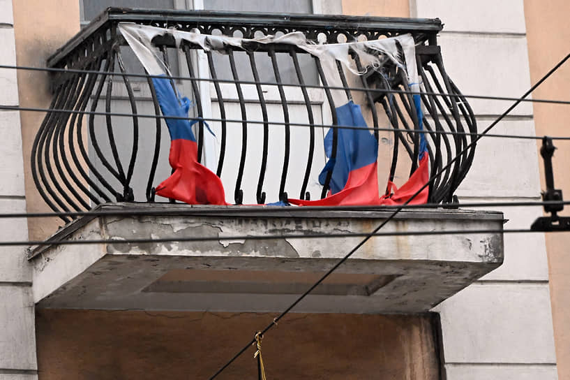 Российский флаг на балконе жилого дома после обстрела Донецка