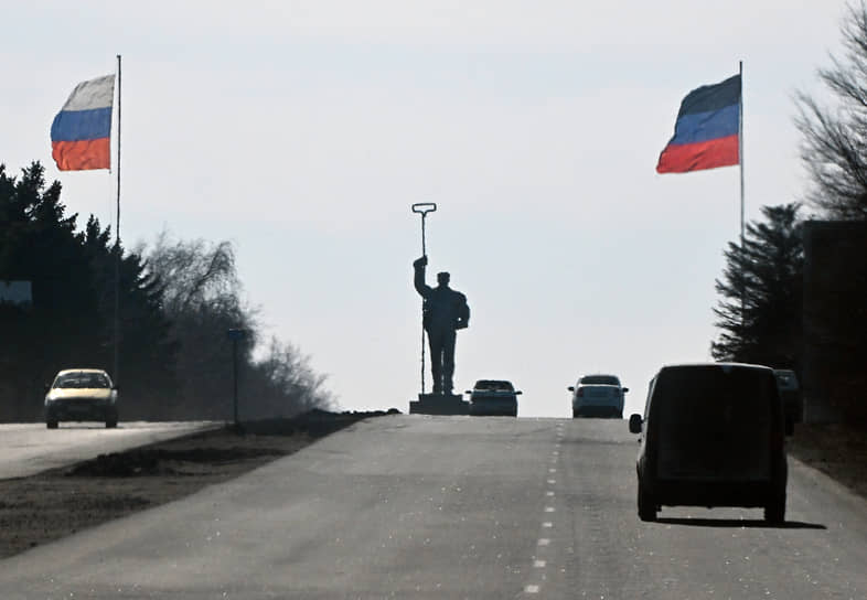 Памятник сталевару на дороге при въезде в Мариуполь