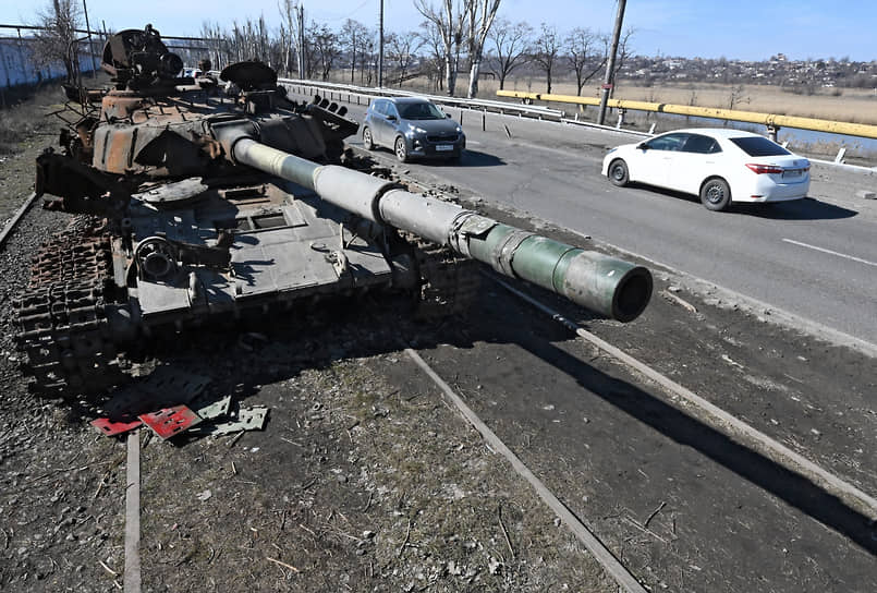 Поврежденный танк на обочине в Мариуполе
