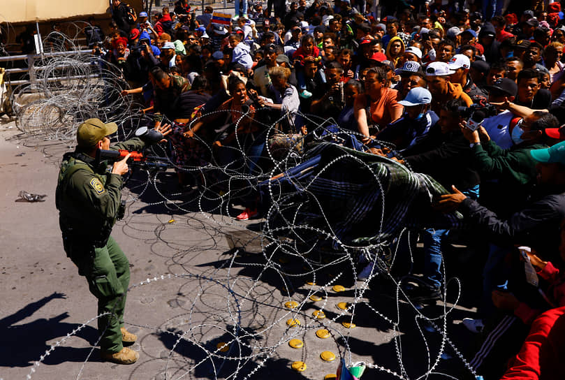 Сьюдад-Хуарес, Мексика. Мигранты из Венесуэлы пытаются пересечь границу с США на мосту Пасо-дель-Норте
