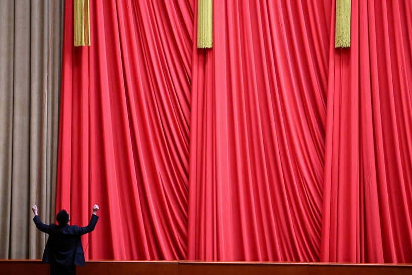 Пекин. Подготовка зала в Доме народных собраний перед заключительной сессией Всекитайского собрания народных представителей