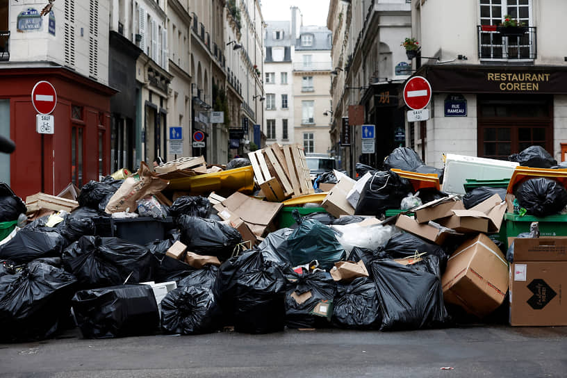 Париж. Переполненные мусорные баки во время всеобщей забастовки профсоюзов против пенсионной реформы  