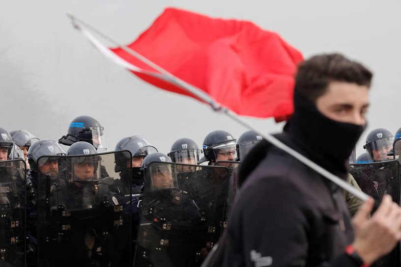 Валансьен, Франция. Протестант и сотрудники полиции в ходе забастовки против пенсионной реформы  
