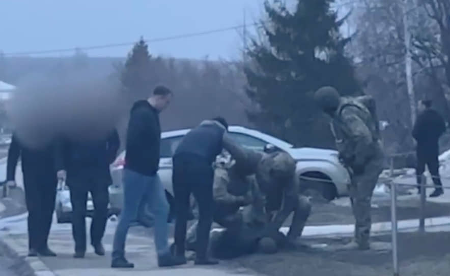 ФСБ задержала в Саратове двух мужчин по обвинению в поджоге на железной дороге