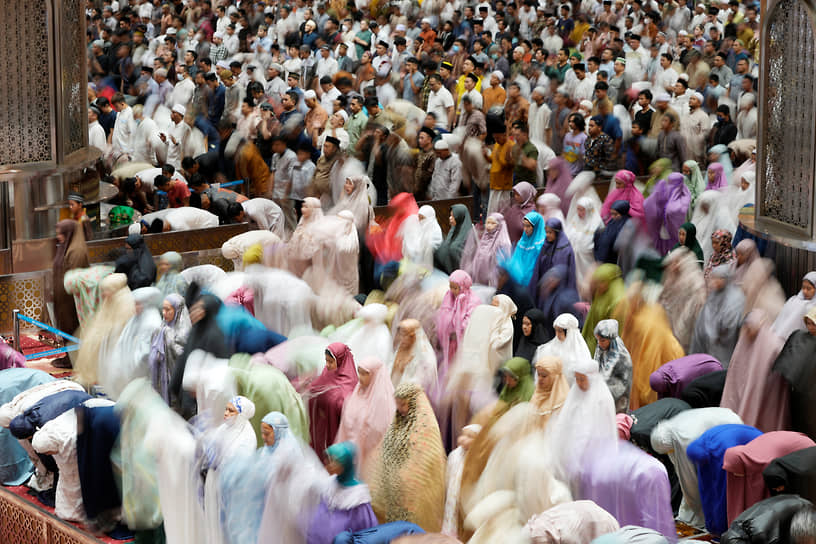 Джакарта, Индонезия. Мусульмане совершают вечернюю молитву 