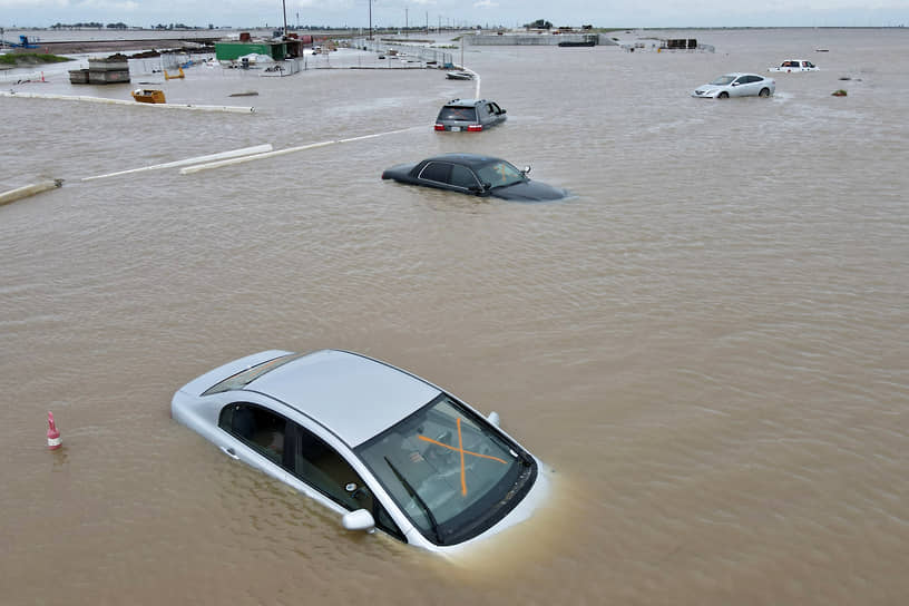 Коркоран, США. Автомобили, затопленные водами реки Тул, вышедшей из берегов из-за проливных дождей